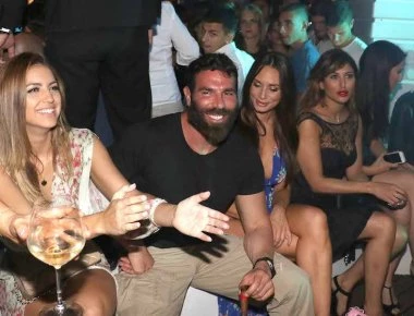 Ο «βασιλιάς του Instagram» Dan Bilzerian παρέα με μοντέλα στη Μύκονο (βίντεο)